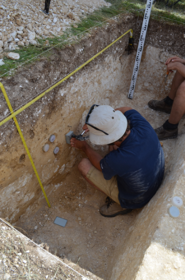 Collecting geoarchaeological samples (luminescence dating and micromorphology).